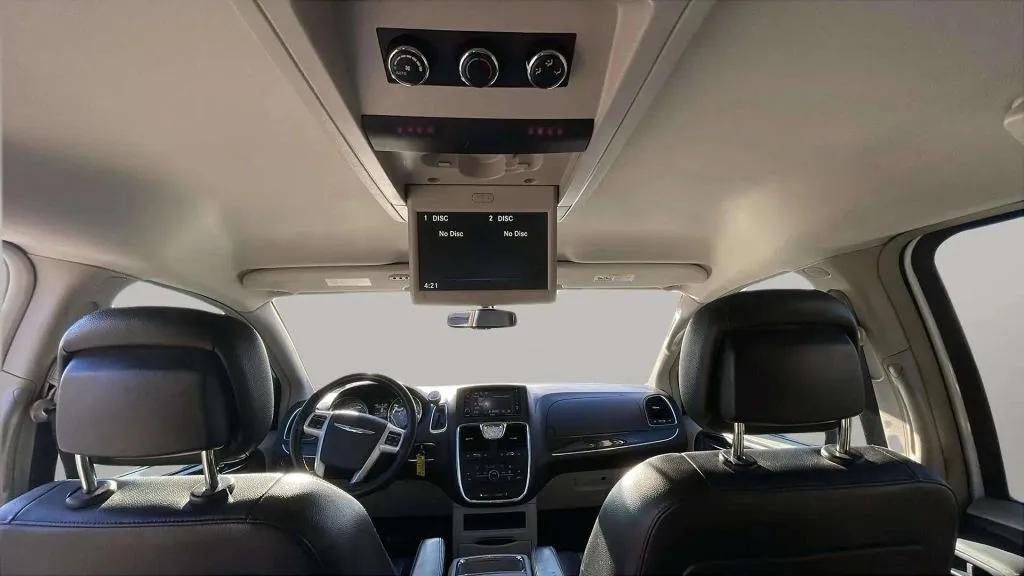 Chrysler Town and Country photo 21