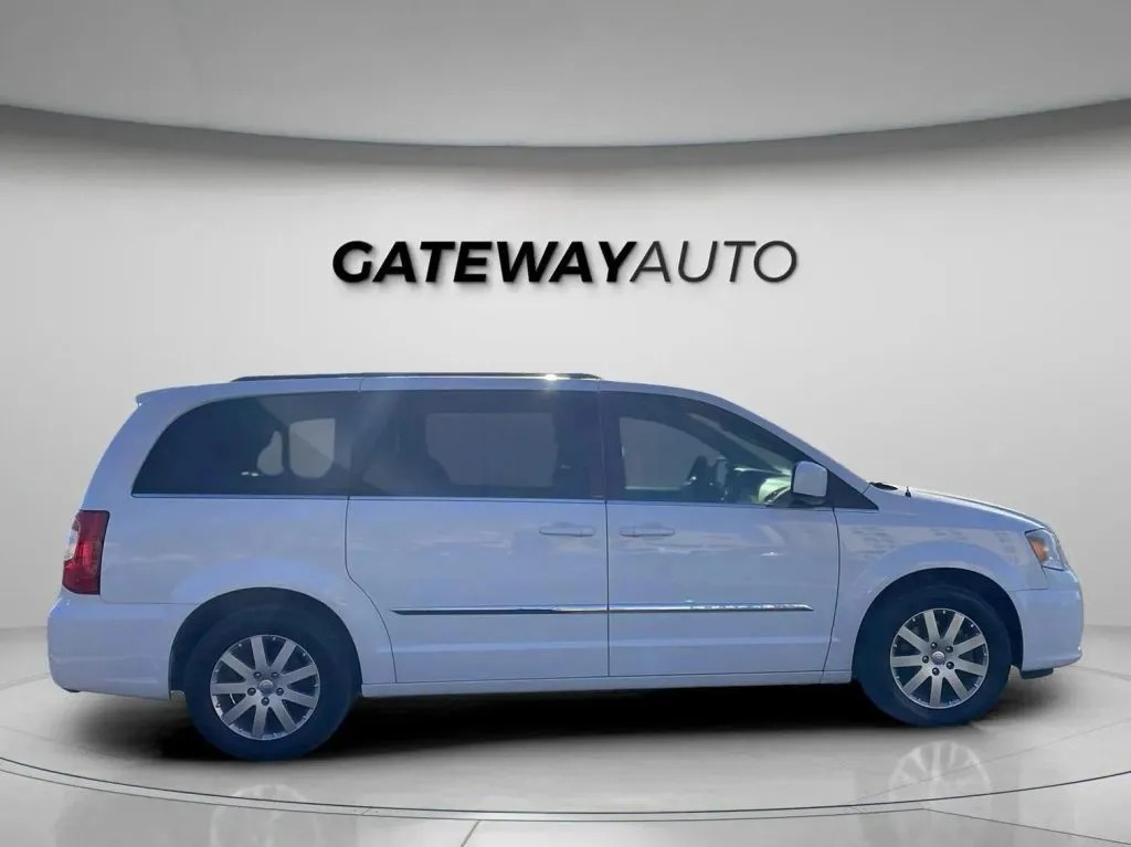 Chrysler Town and Country photo 7
