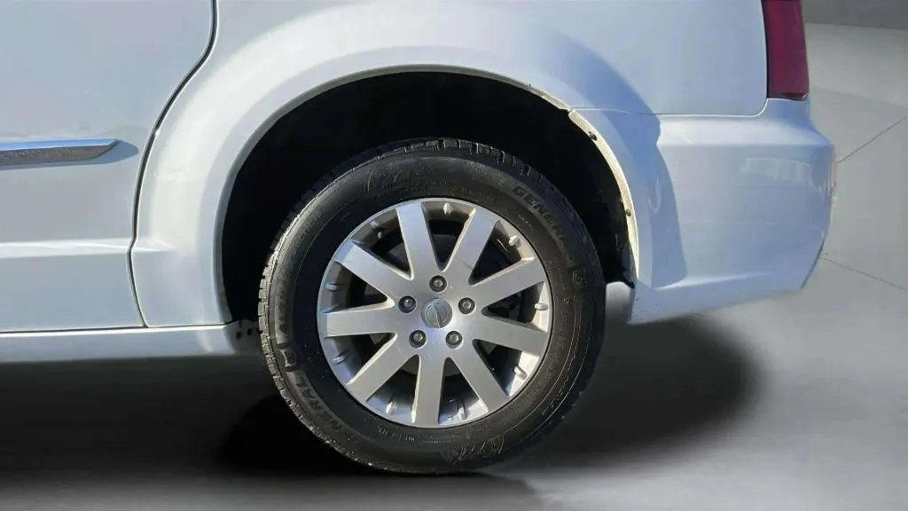 Chrysler Town and Country photo 25