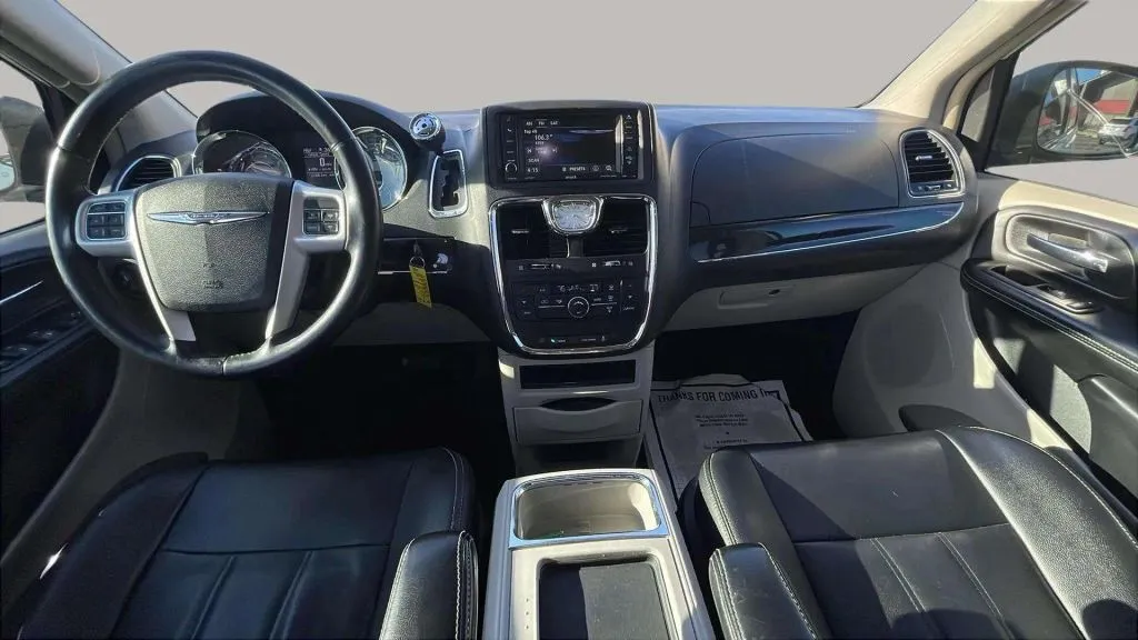 Chrysler Town and Country photo 10