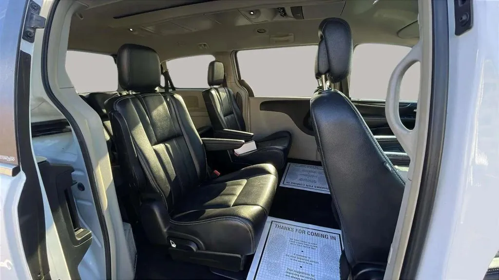 Chrysler Town and Country photo 15
