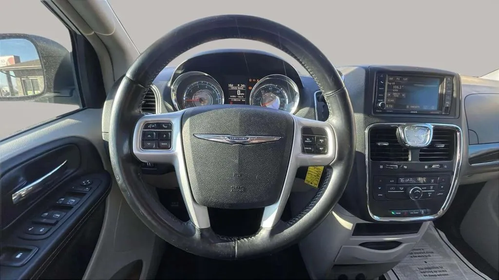 Chrysler Town and Country photo 12