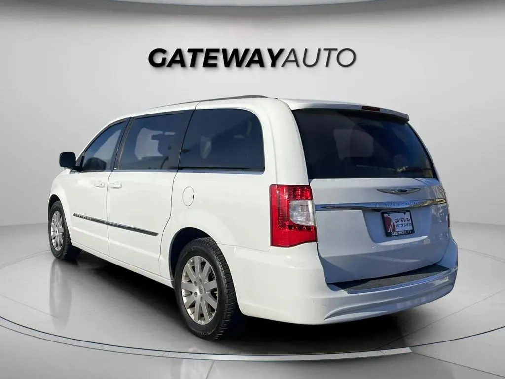 Chrysler Town and Country photo 4