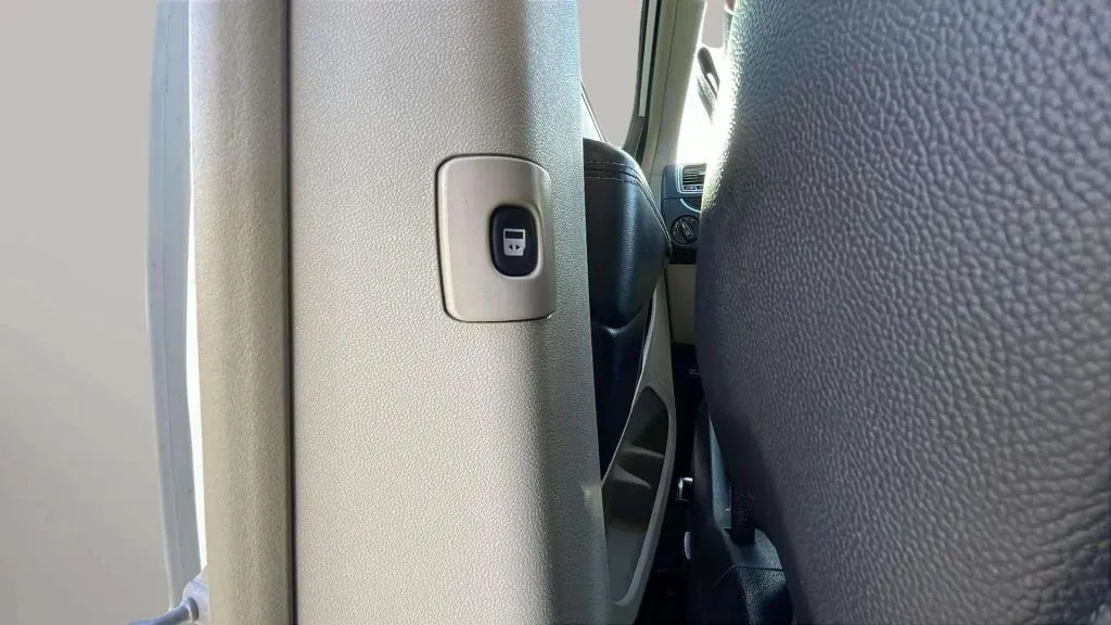 Chrysler Town and Country photo 19
