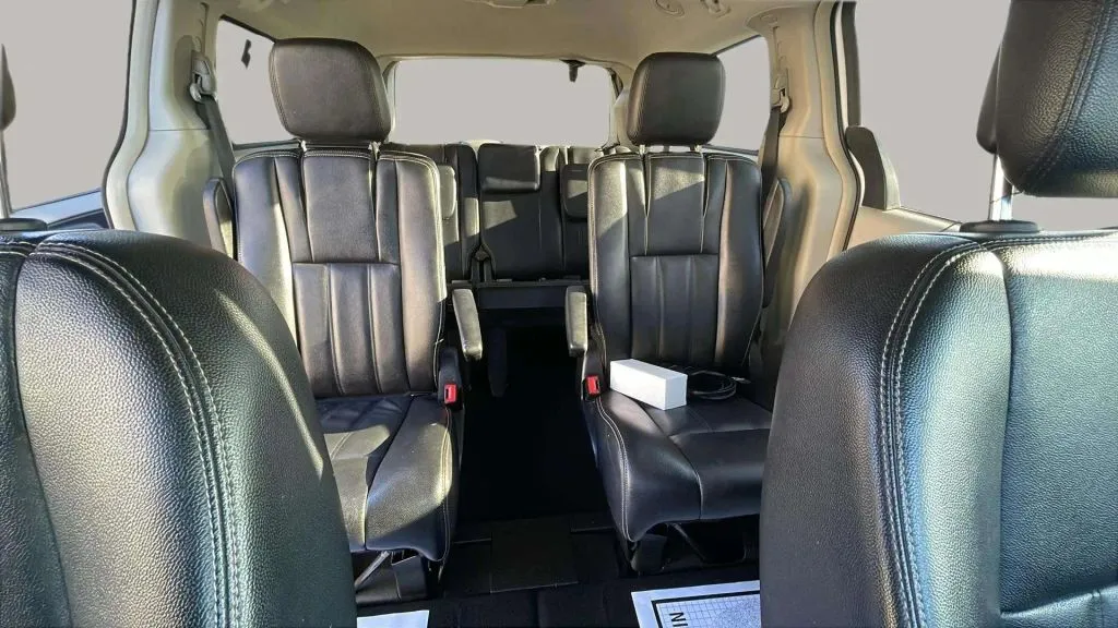 Chrysler Town and Country photo 16