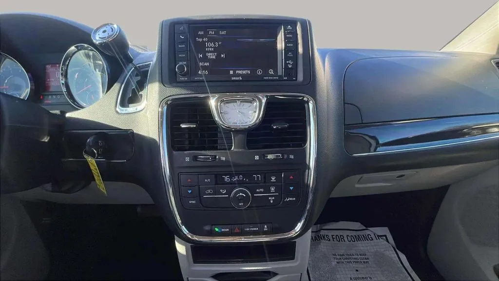 Chrysler Town and Country photo 11