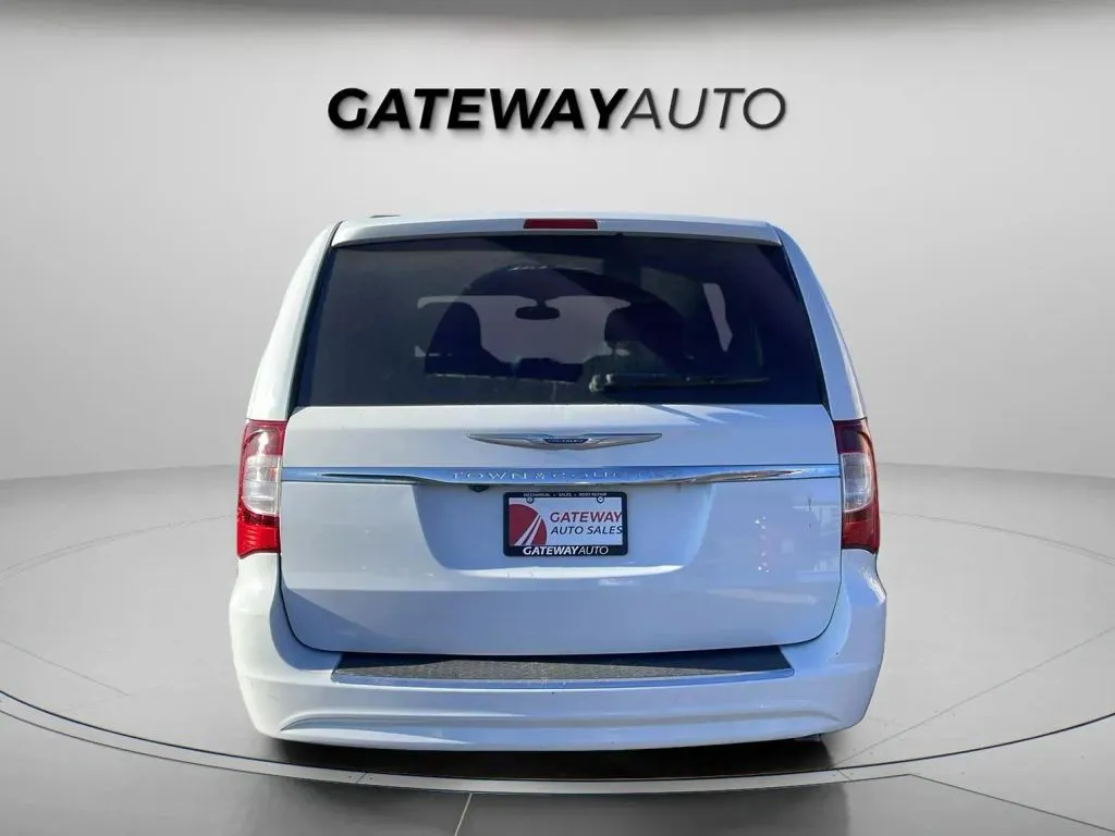 Chrysler Town and Country photo 5