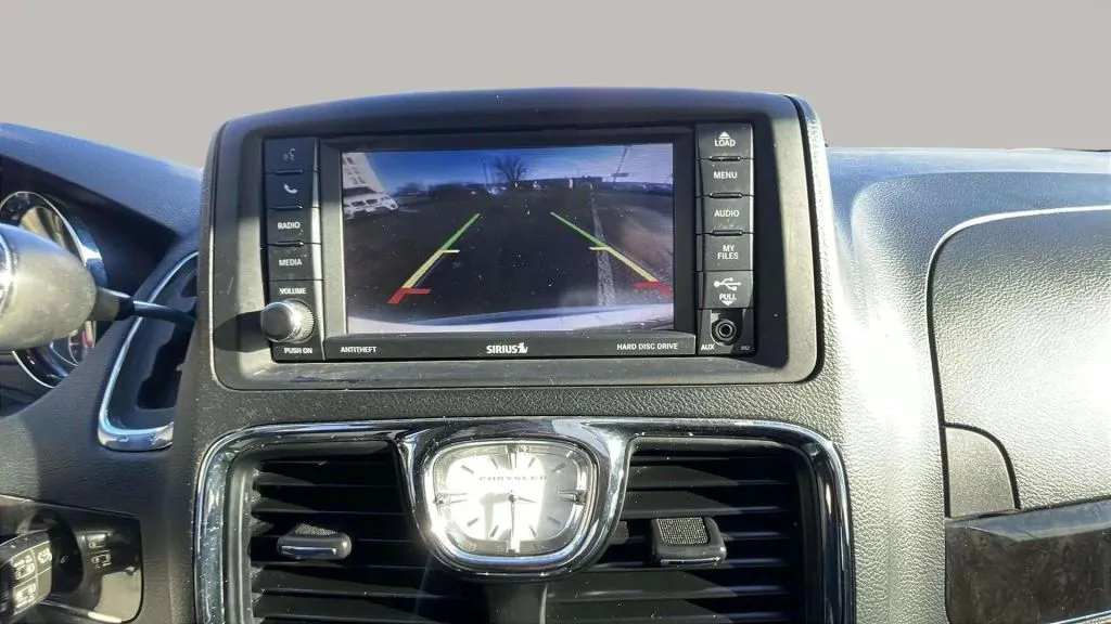 Chrysler Town and Country photo 23