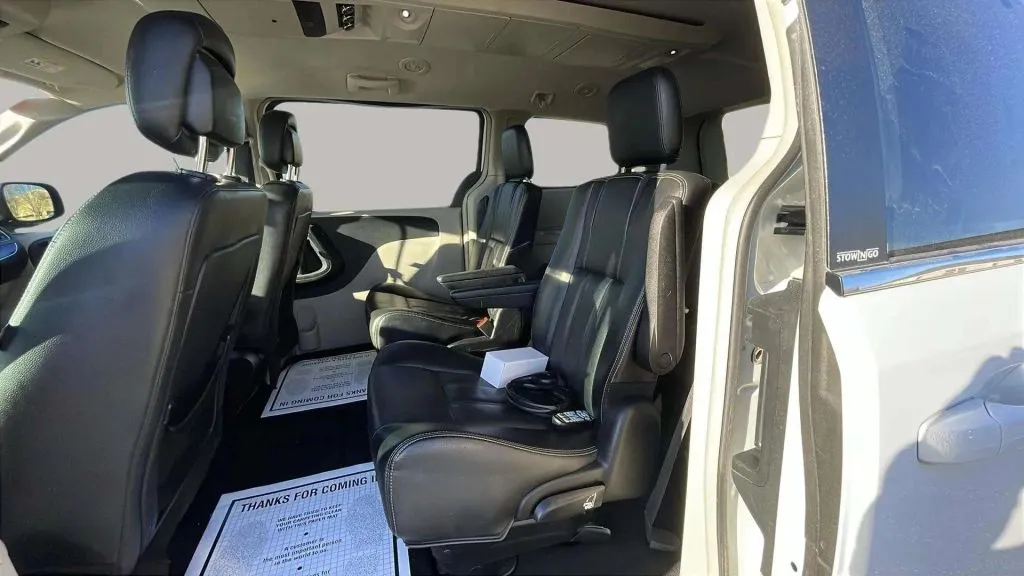 Chrysler Town and Country photo 17