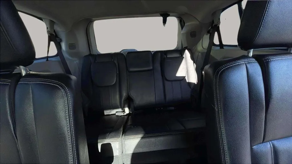 Chrysler Town and Country photo 20