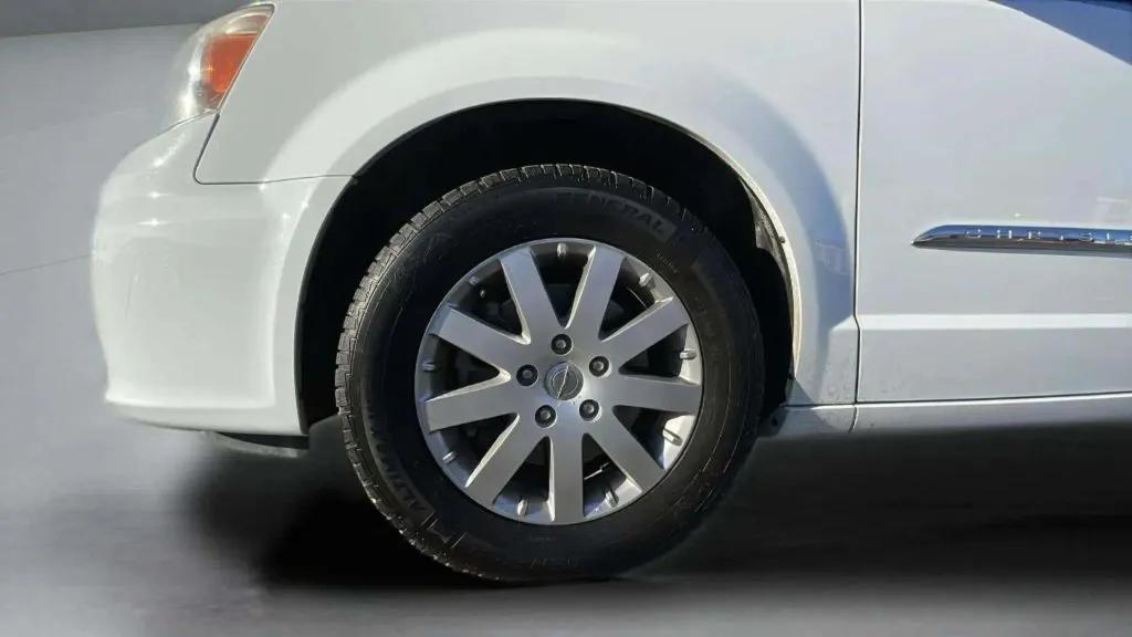 Chrysler Town and Country photo 26