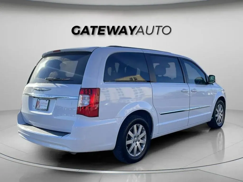 Chrysler Town and Country photo 6