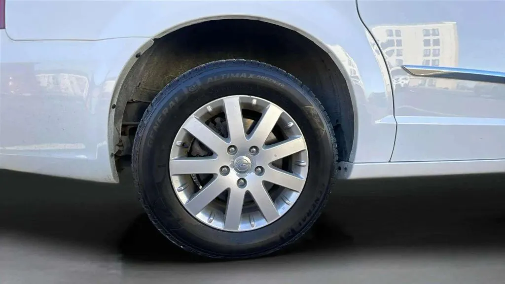 Chrysler Town and Country photo 24