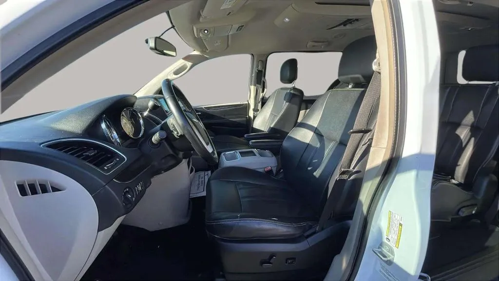 Chrysler Town and Country photo 18