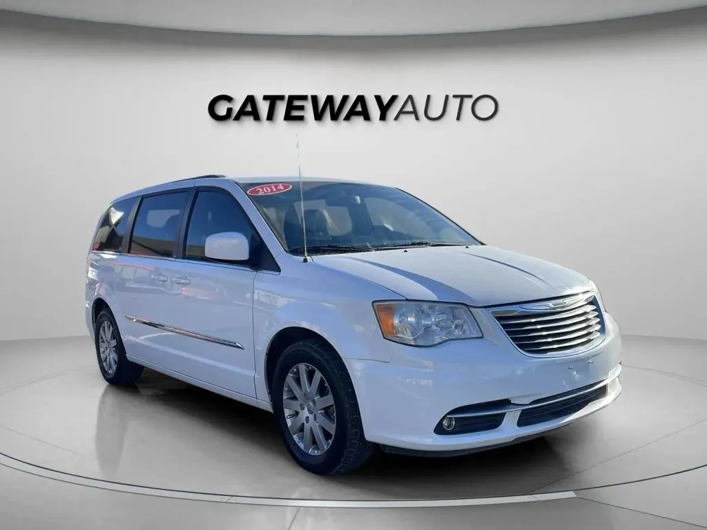 Chrysler Town and Country photo 8