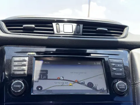 More photos of 2017 Nissan Rogue SL at Nissan of Lithia Springs, GA