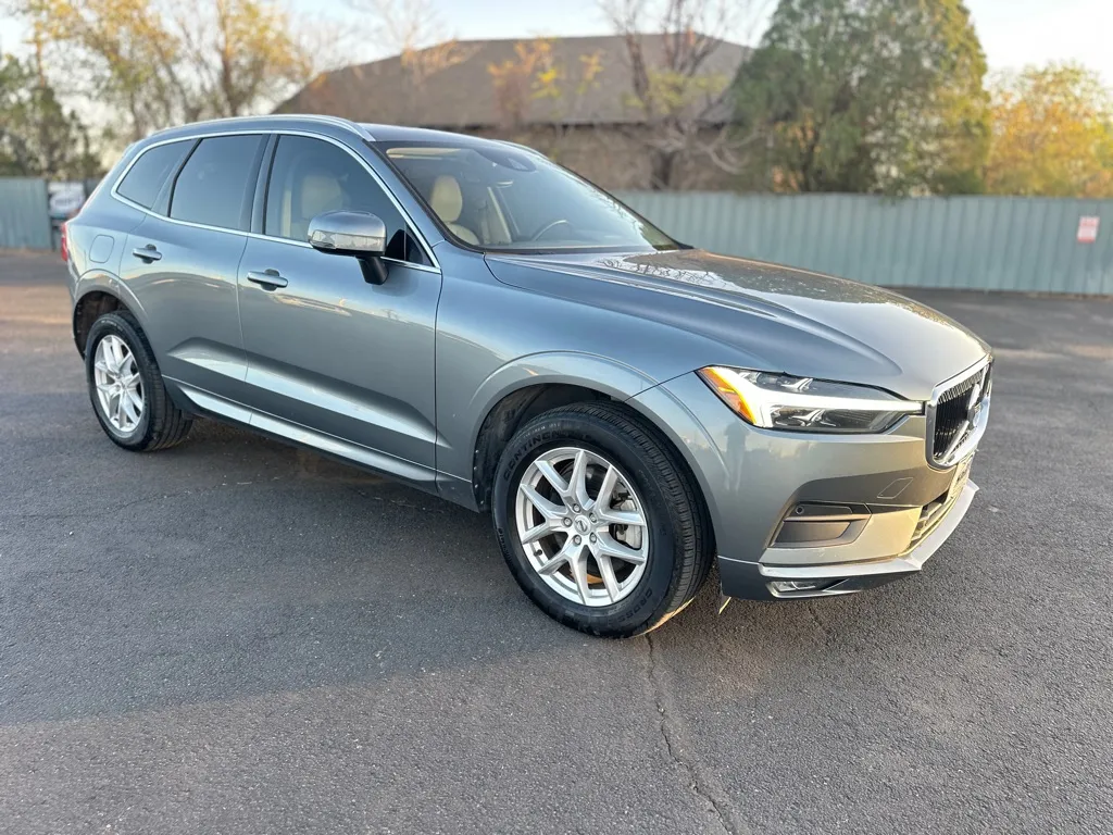 2021 Volvo XC60 Momentum's photo