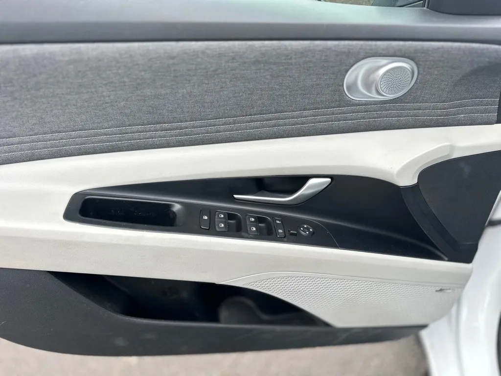 2021 Hyundai Elantra Limited - Photo 17