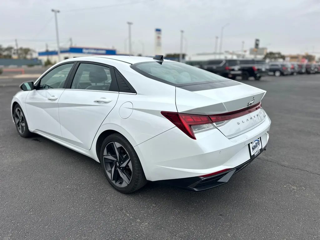 2021 Hyundai Elantra Limited - Photo 12
