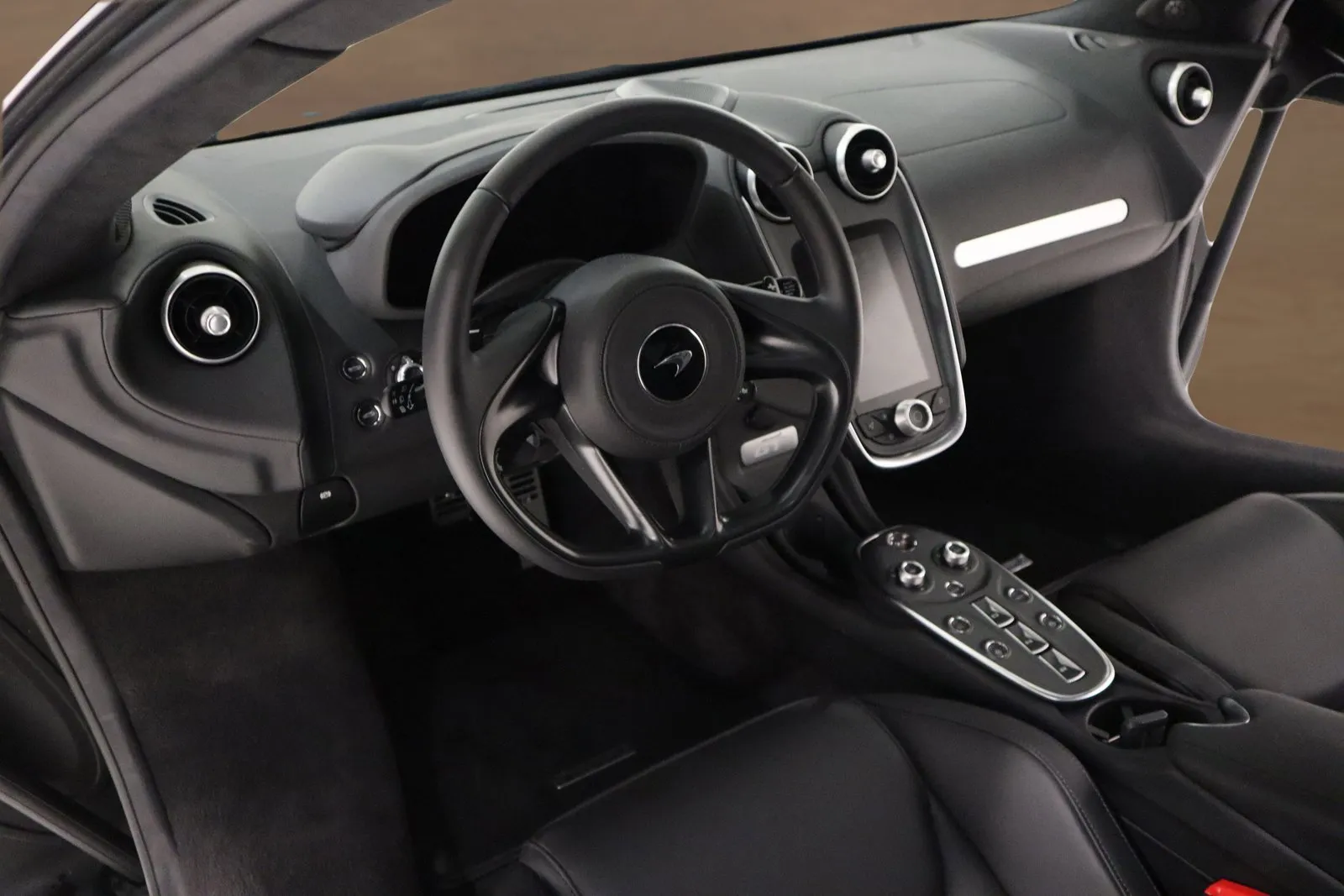 McLaren GT photo 8