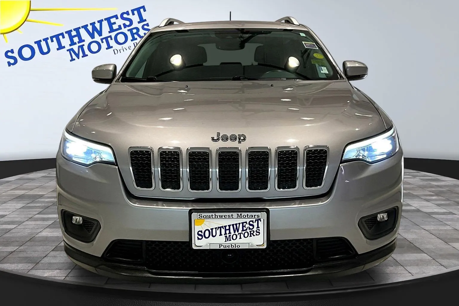 Jeep Cherokee photo 2
