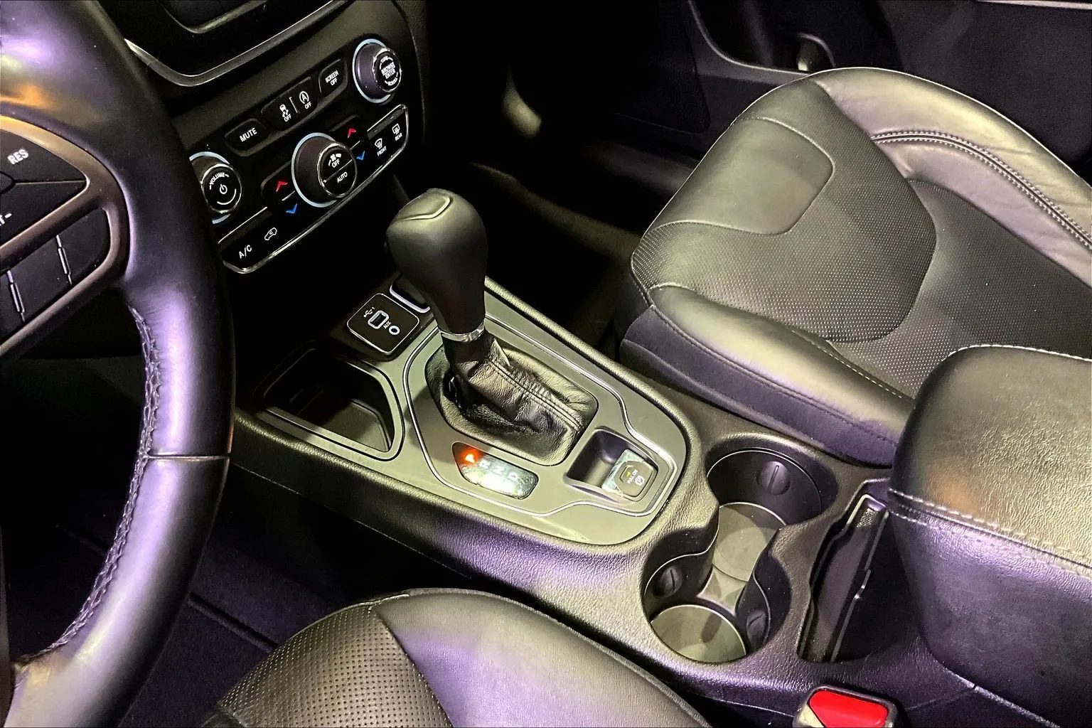Jeep Cherokee photo 18