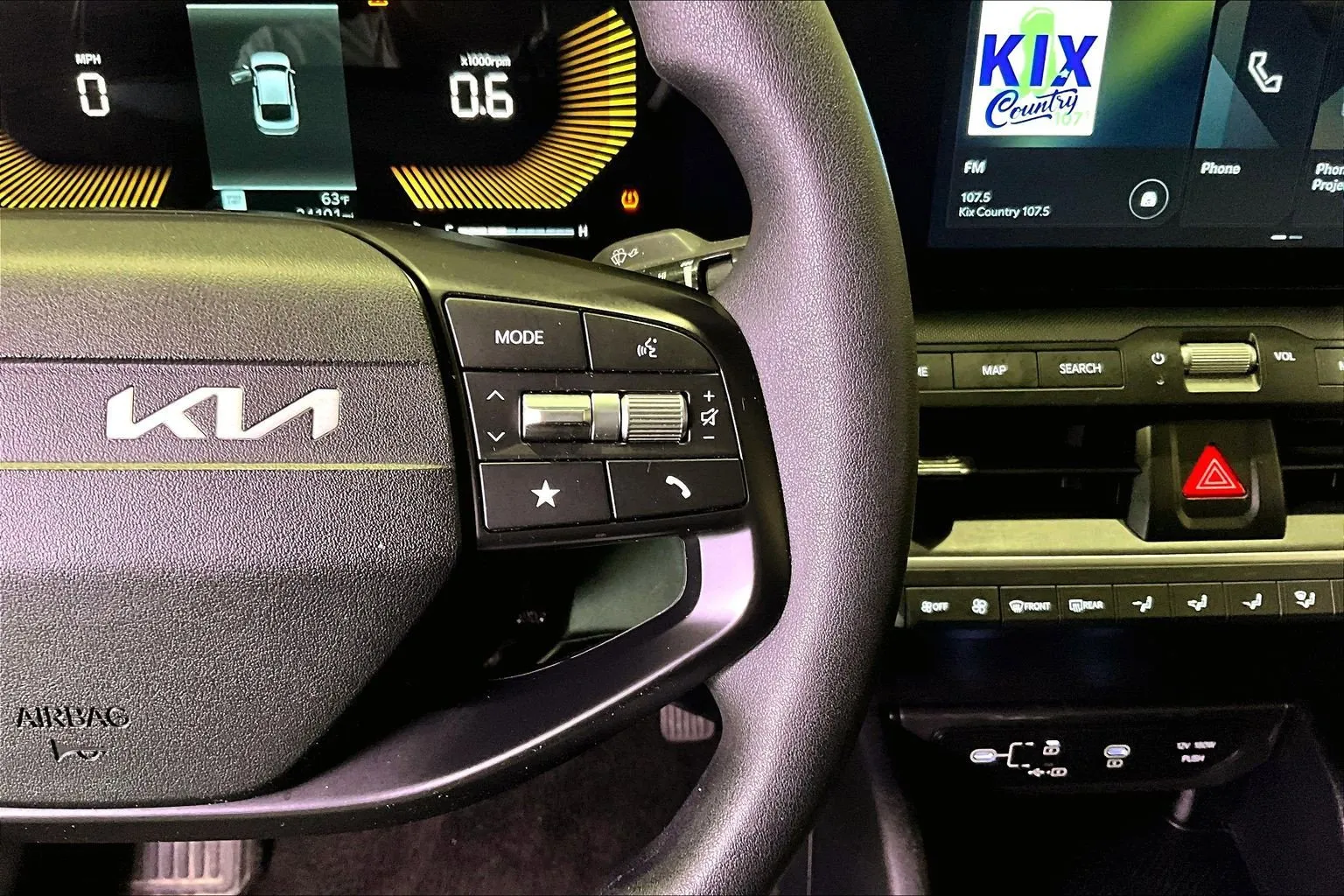 2025 Kia K4 LXS - Photo 13