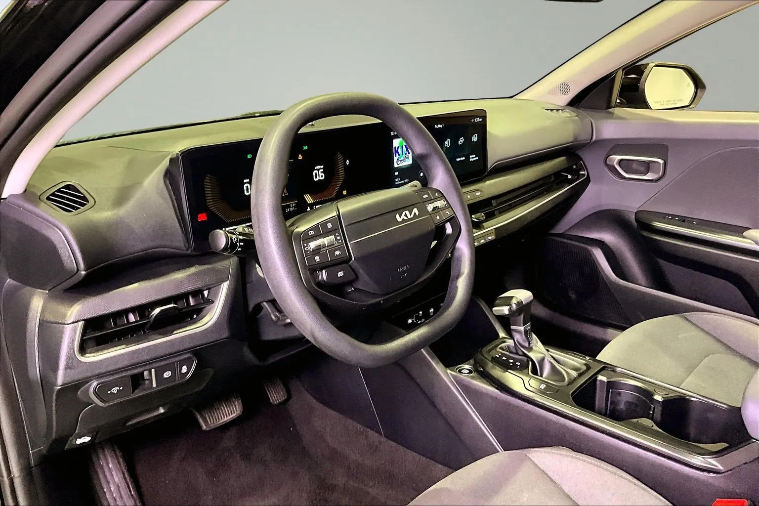 2025 Kia K4 LXS - Photo 17