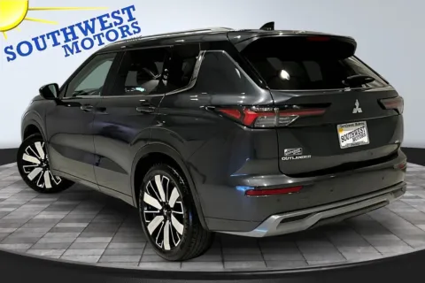 More photos of 2025 Mitsubishi Outlander SEL at Southwest Motors, CO