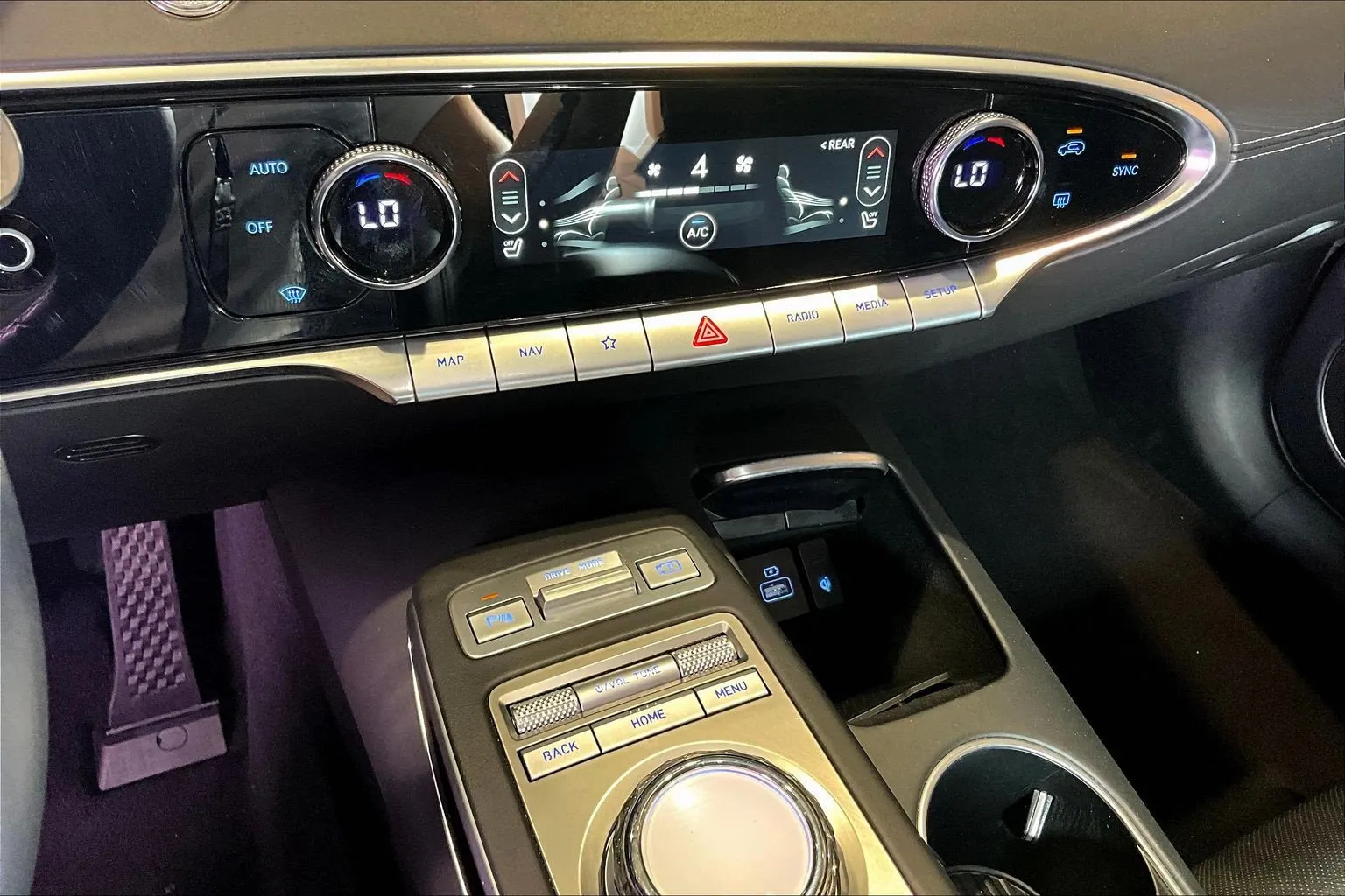 Genesis GV70 photo 16