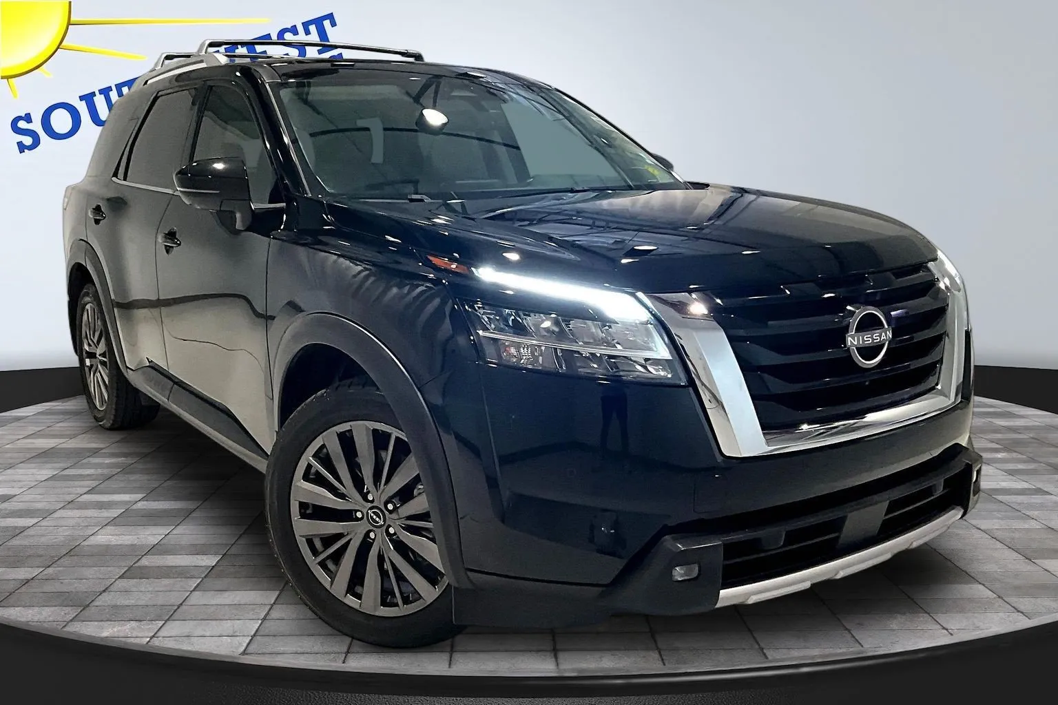 Nissan Pathfinder photo 3