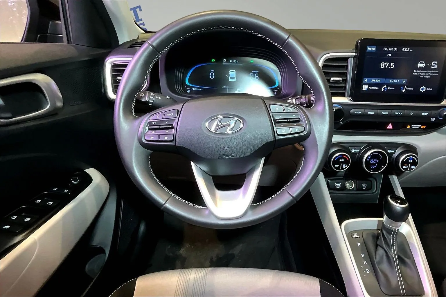 Hyundai Venue photo 9