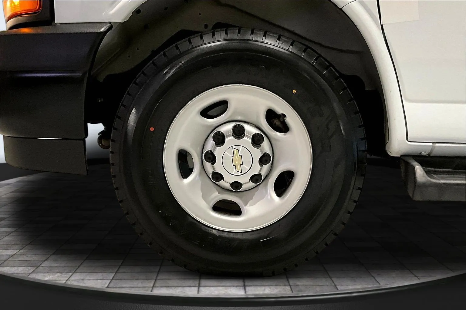2023 Chevrolet Express Passenger LS - Photo 32
