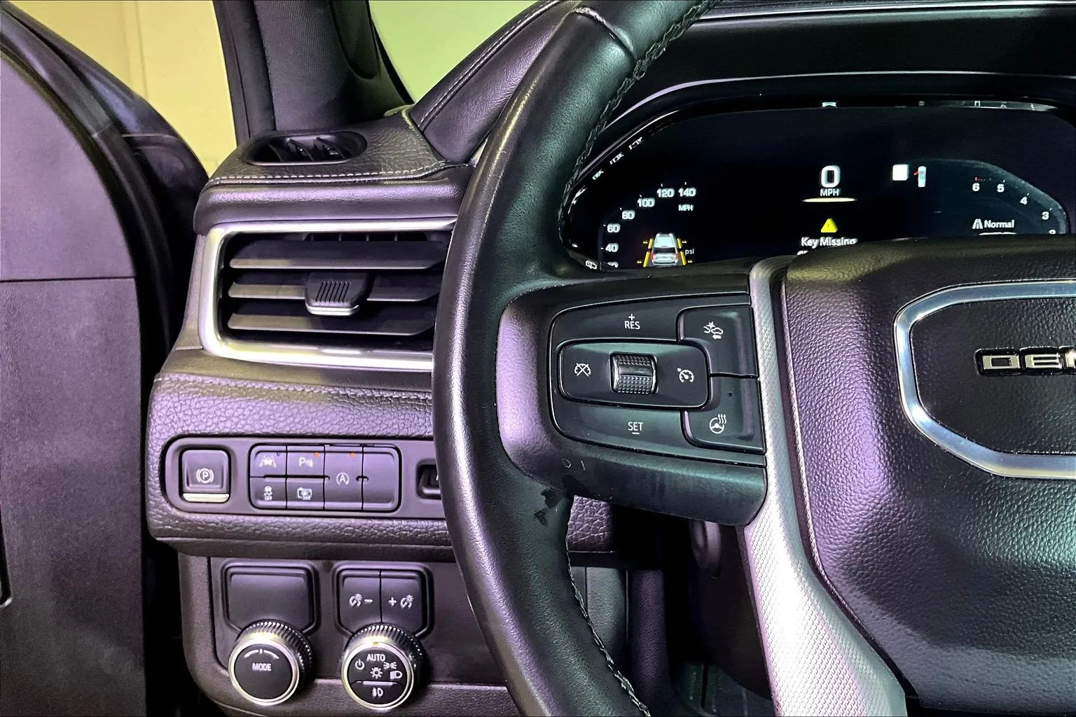 GMC Yukon XL photo 12