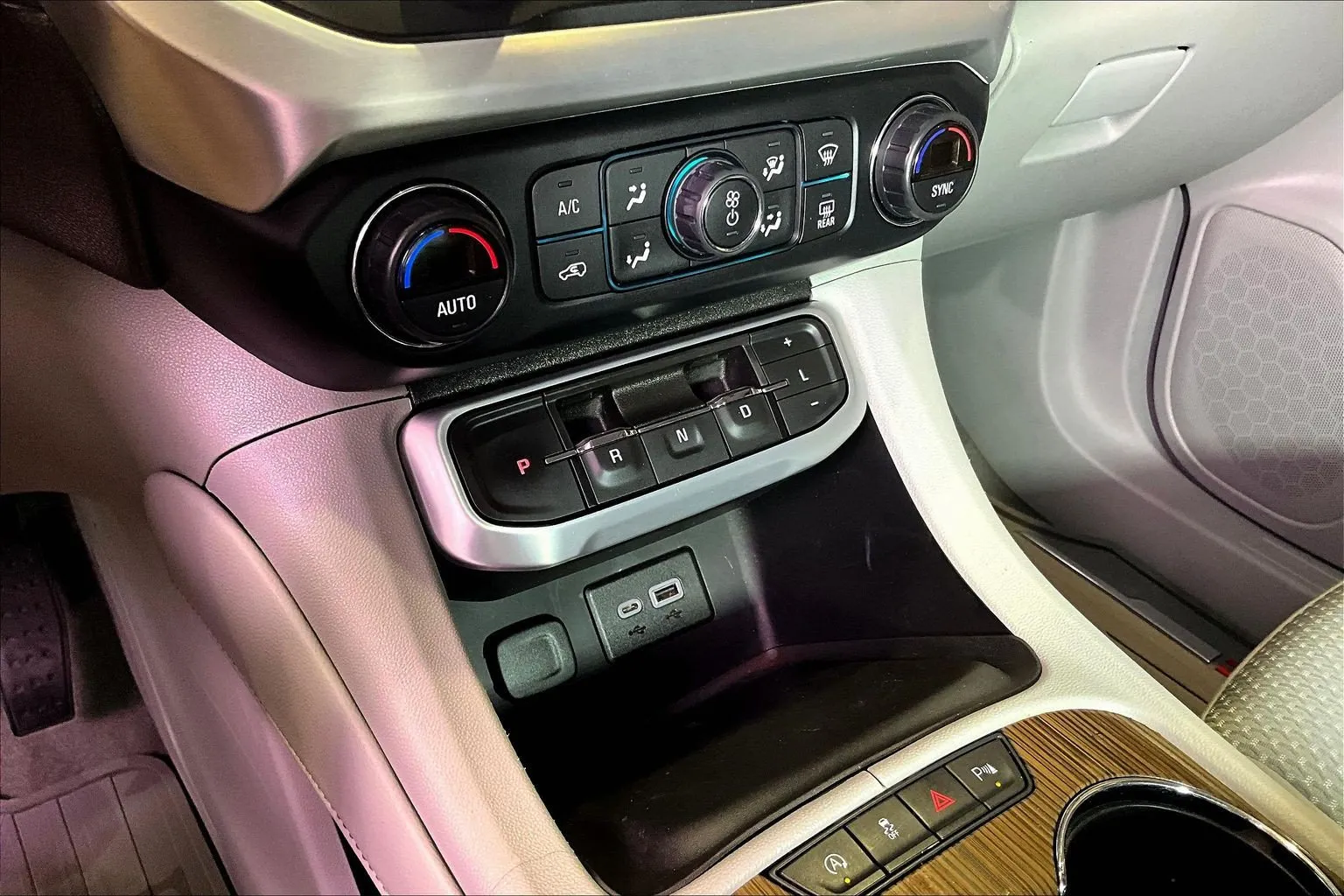 GMC Acadia photo 16