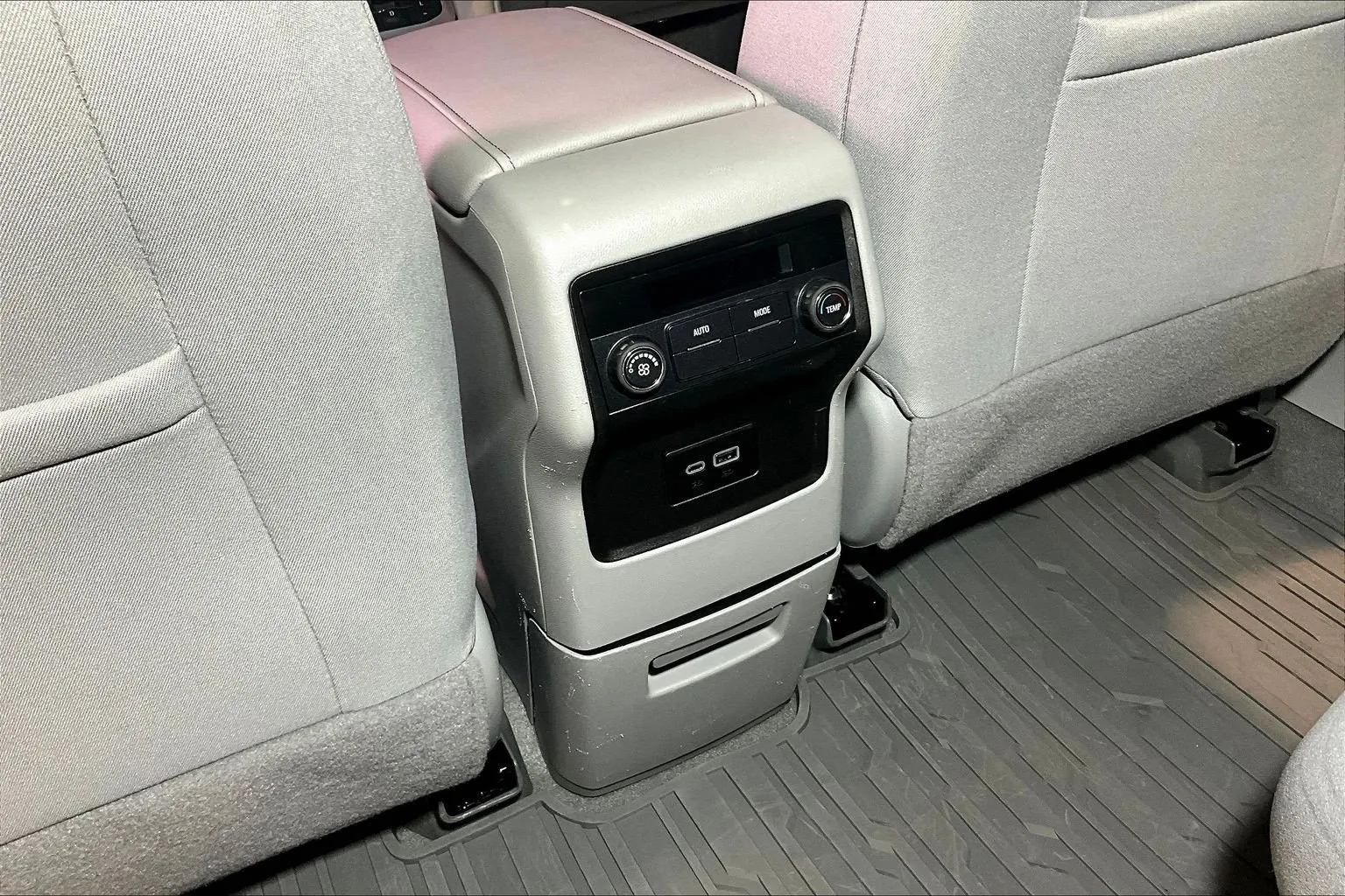GMC Acadia photo 11