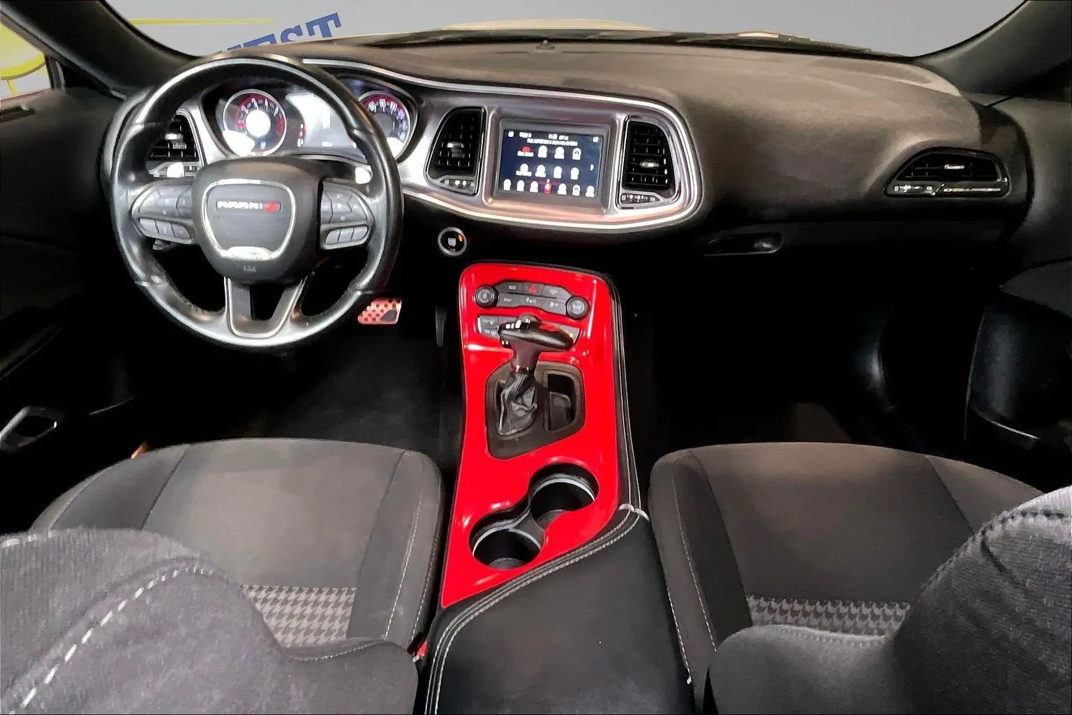 Dodge Challenger photo 8