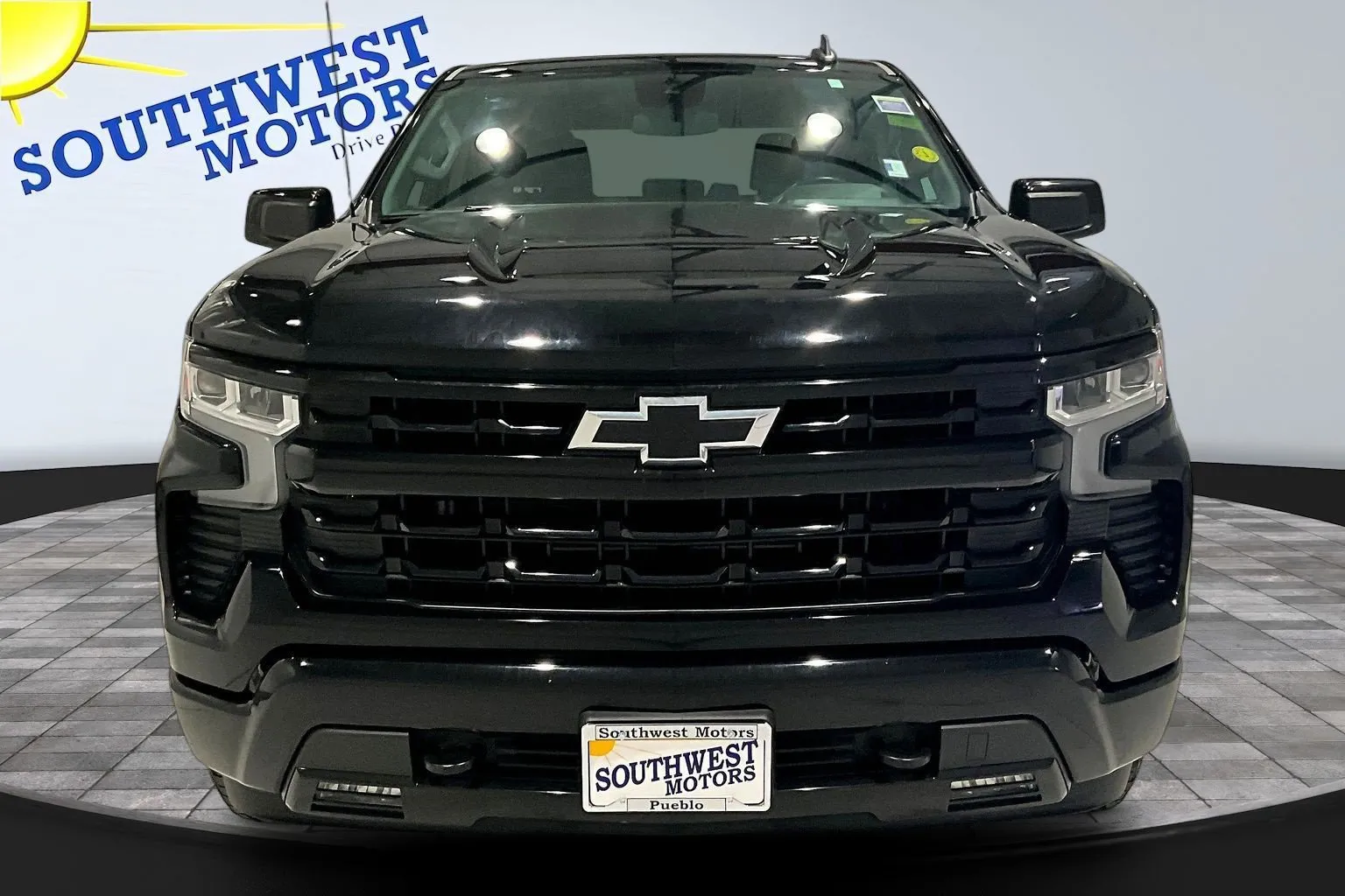 Chevrolet Silverado photo 2