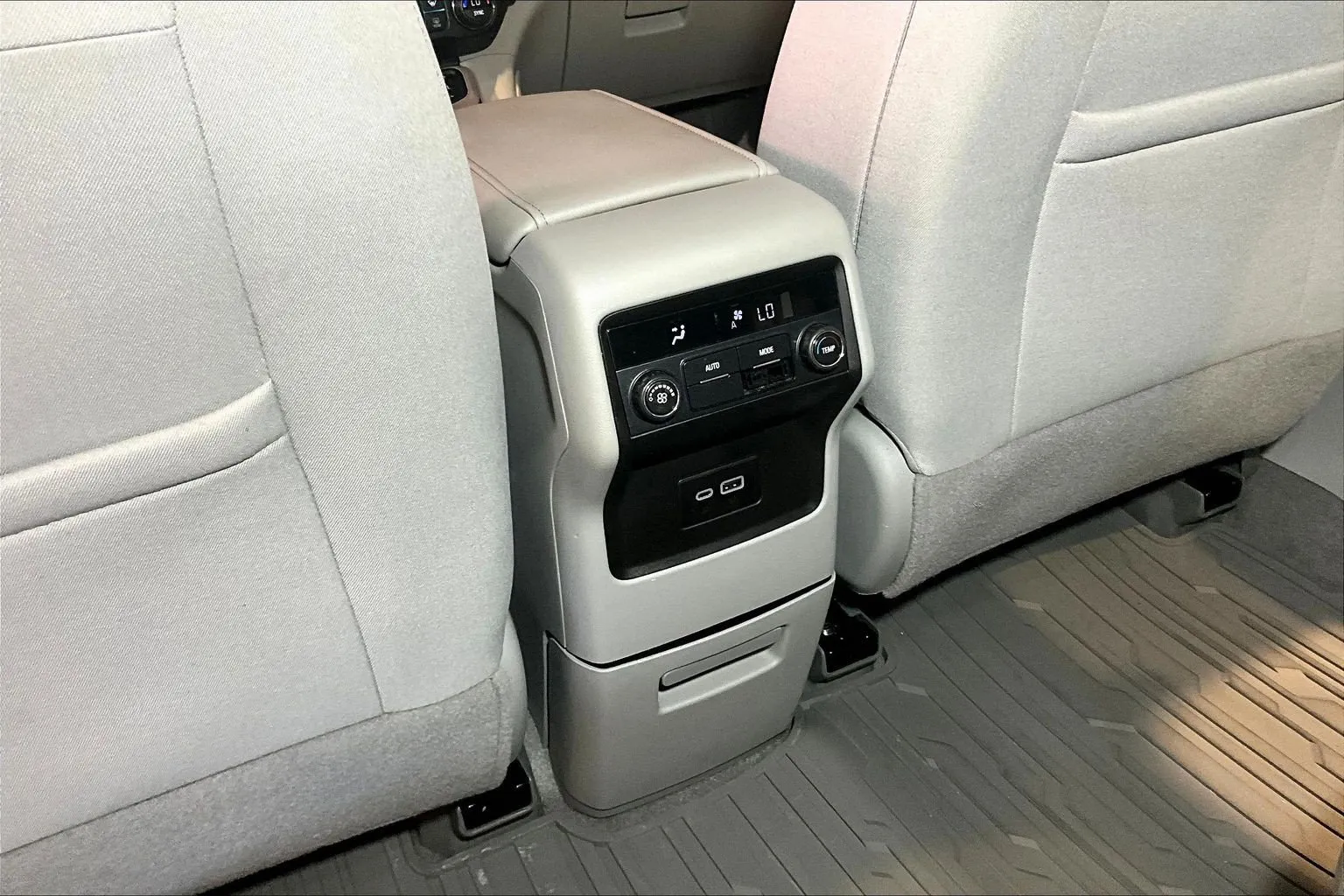 GMC Acadia photo 11