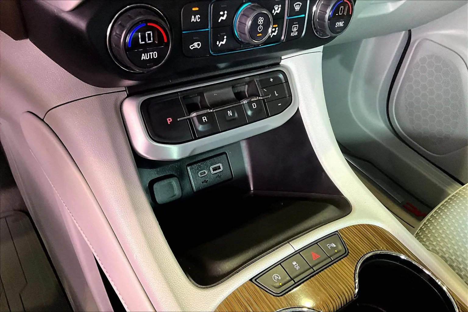 GMC Acadia photo 16