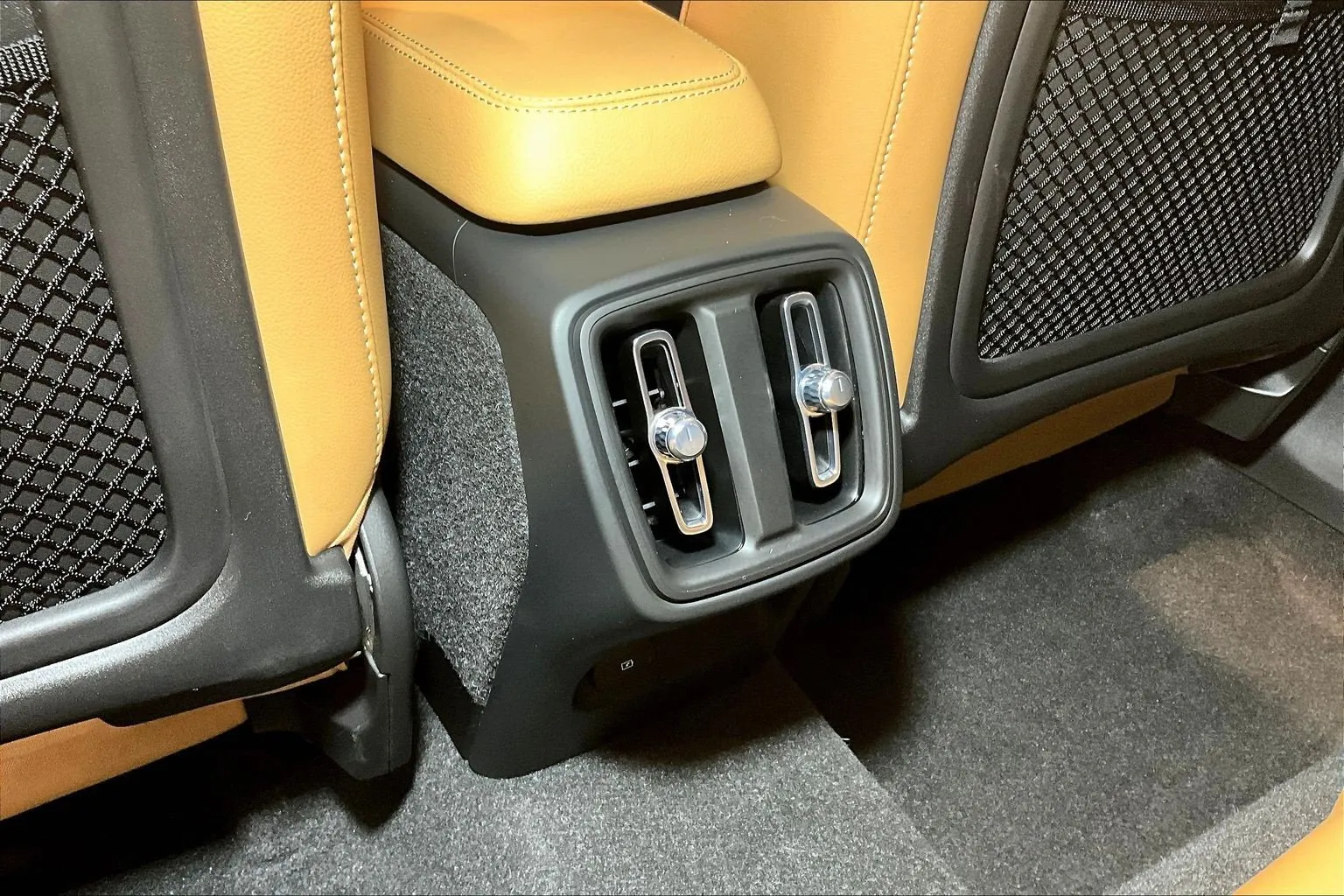 Volvo XC40 photo 11