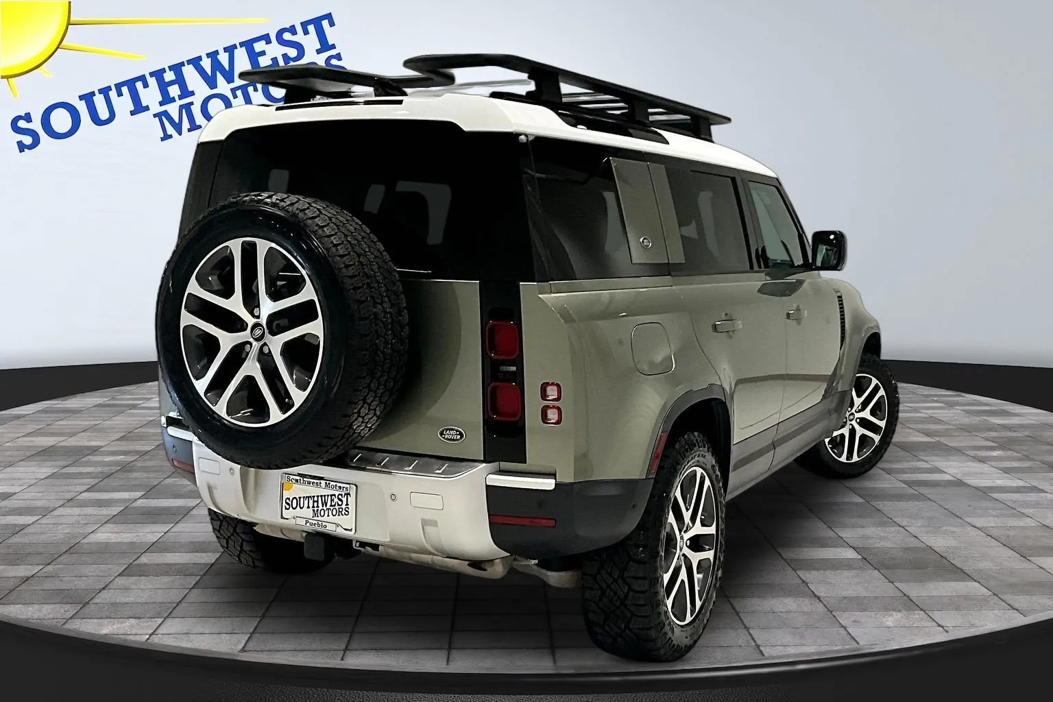 Land Rover Defender photo 7