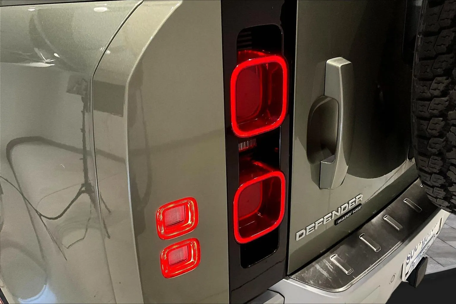Land Rover Defender photo 23