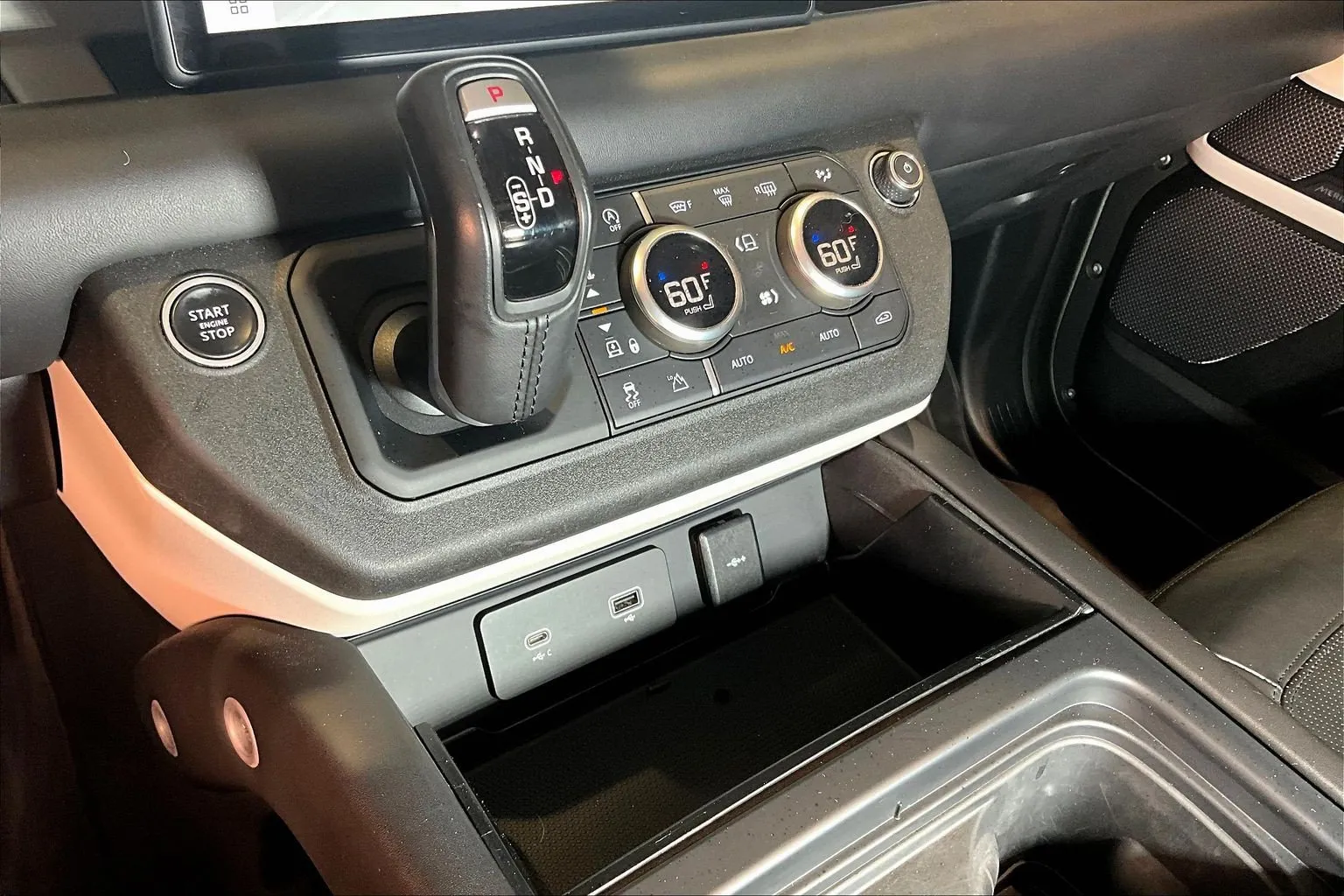 Land Rover Defender photo 16