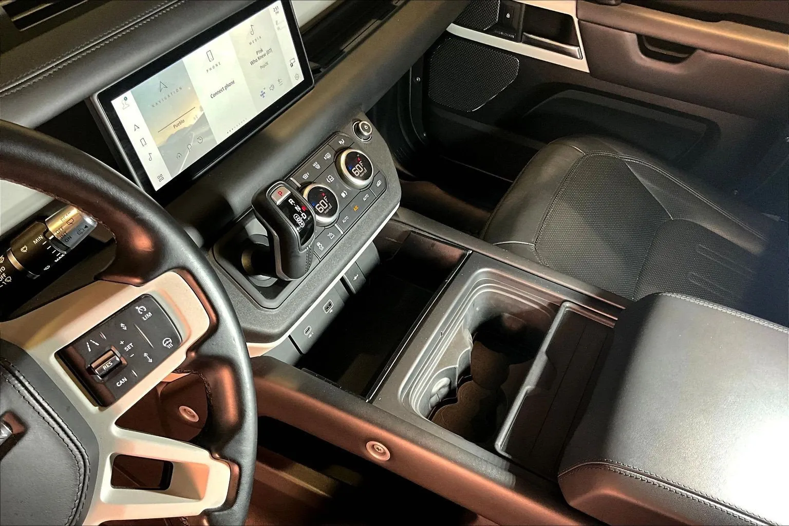 Land Rover Defender photo 18
