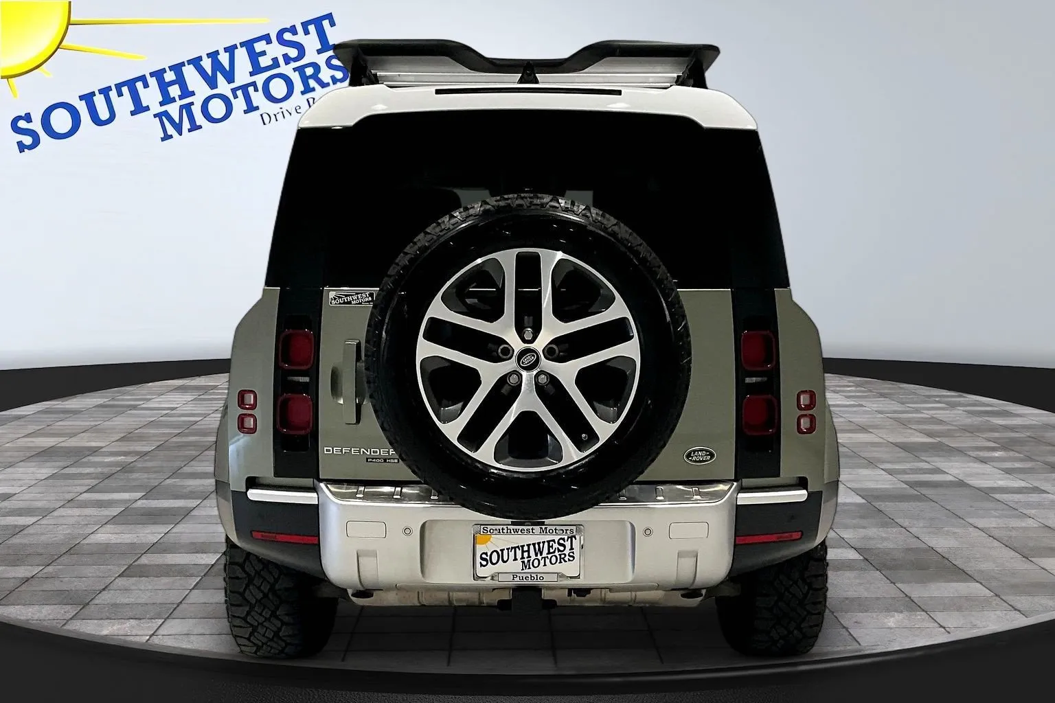 Land Rover Defender photo 6