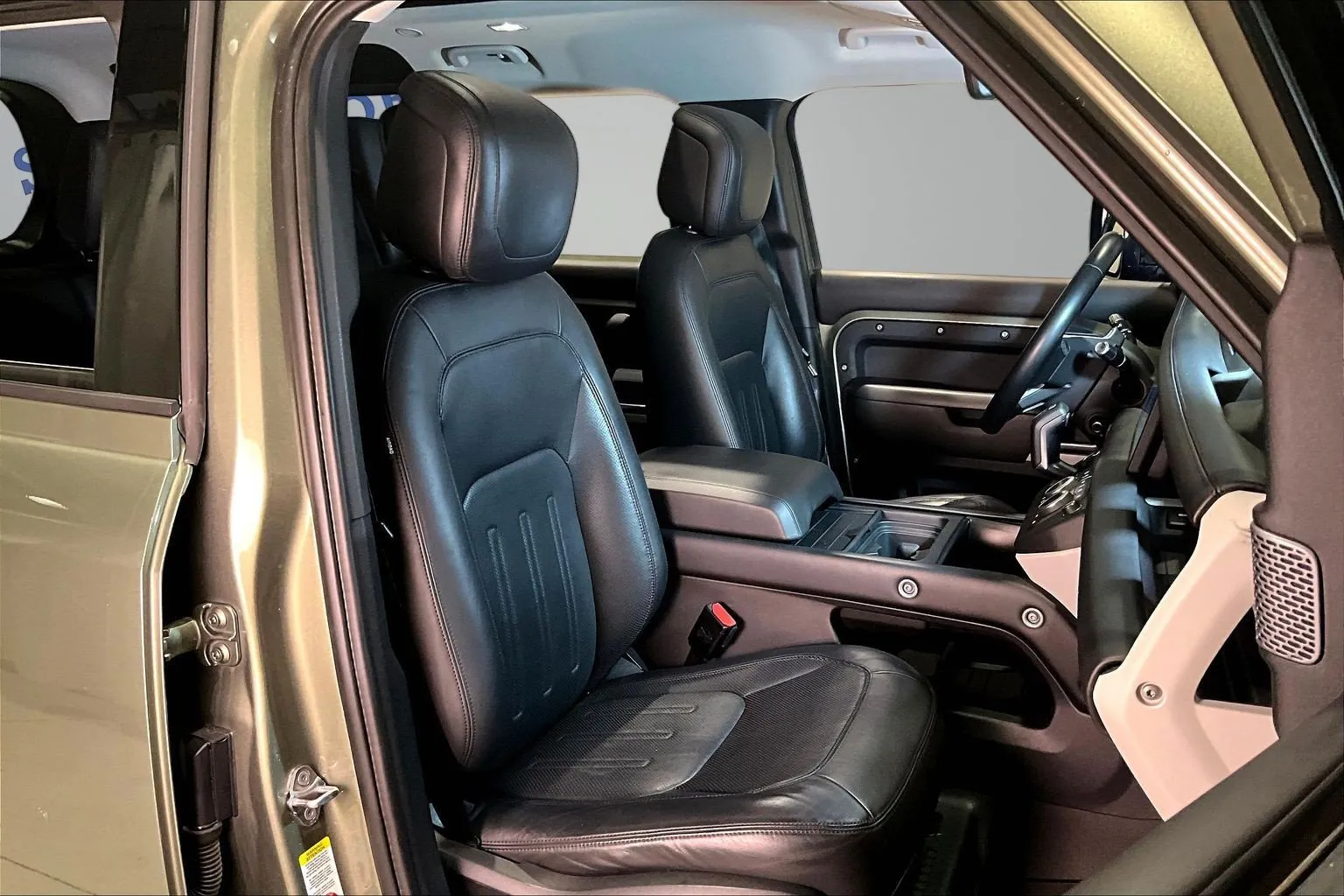 Land Rover Defender photo 28