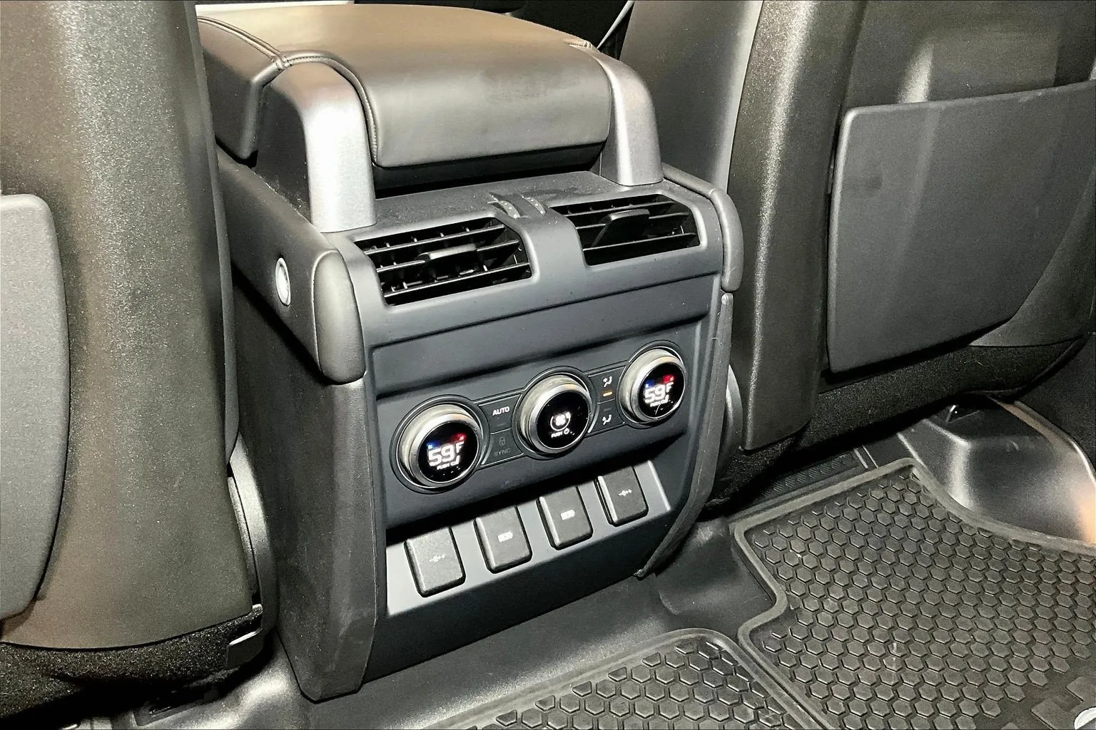 Land Rover Defender photo 11