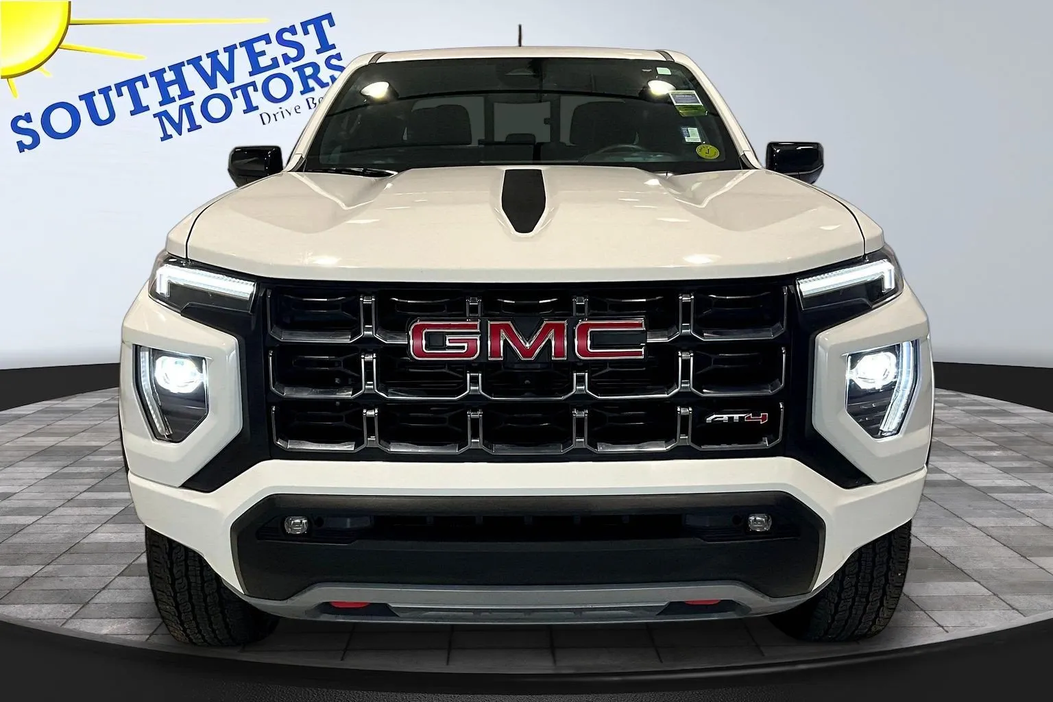 GMC Canyon photo 2