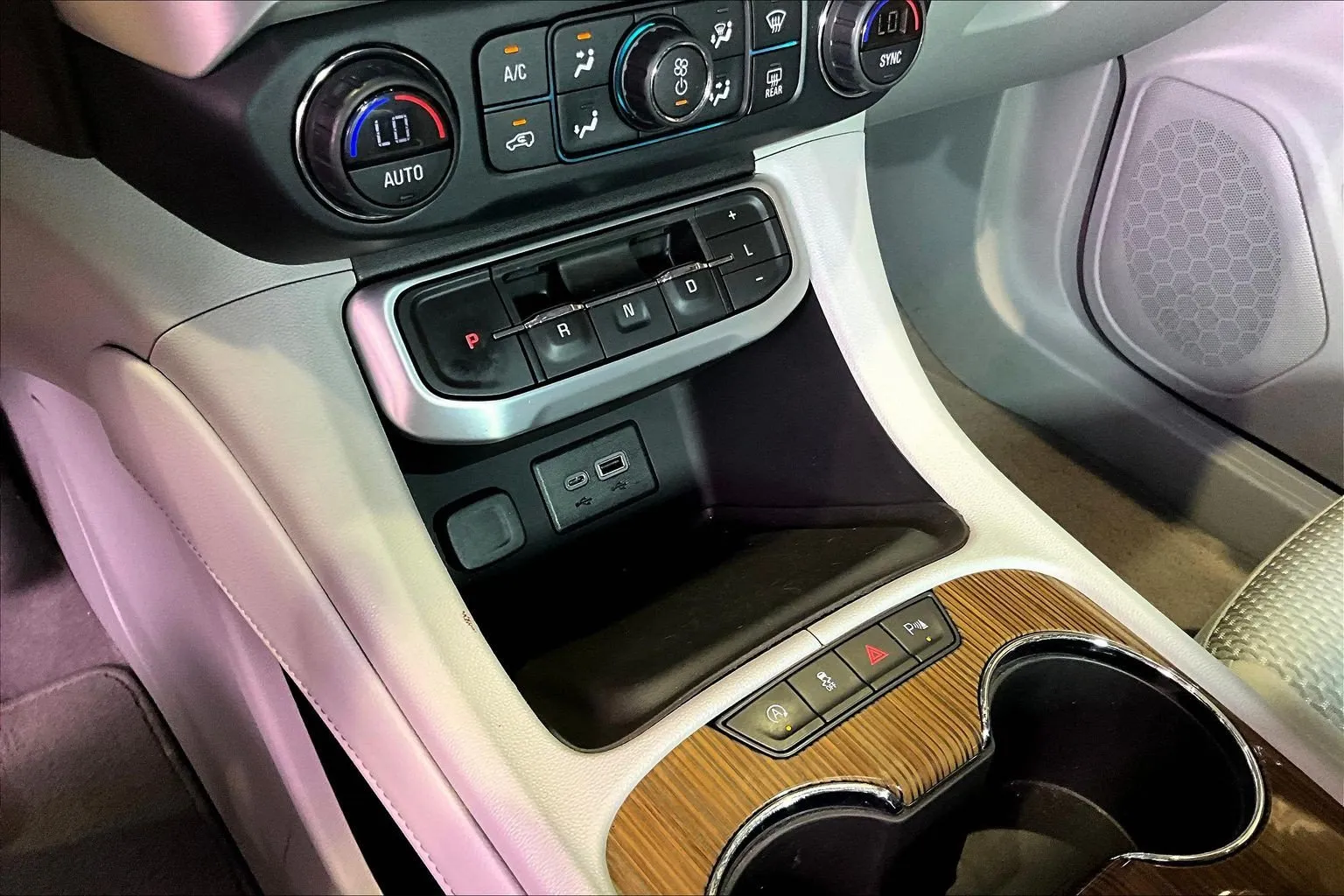 GMC Acadia photo 16